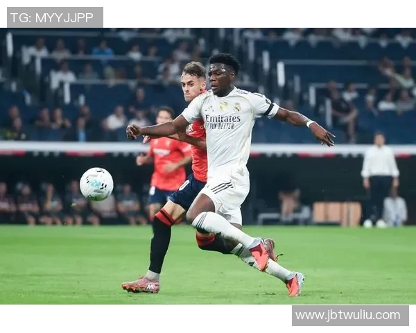 皇马足球明星惊艳跳水视频引发热议球迷纷纷点赞与讨论