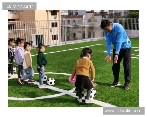 足球明星亲子时光在球场上带娃乐享足球魅力与家庭温情的完美结合 足球明星亲子时光在球场上带娃乐享足球魅力与家庭温情的完美结合